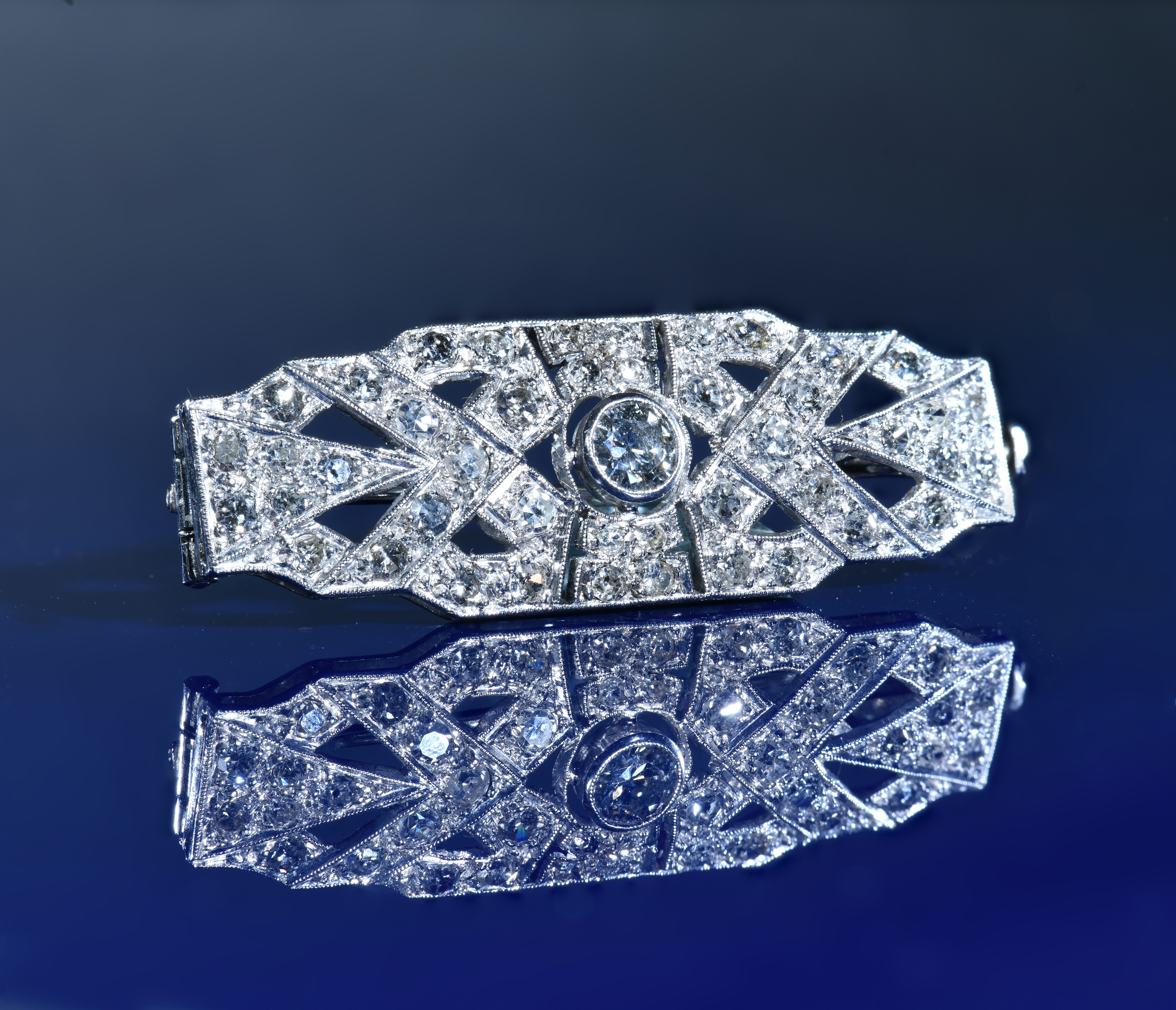 Art Deco Platinum Brooch Set With Diamonds, The Centre Diamond Approximately 0.28Ct, And The Total Diamond Weight Approximately 1.2Ct